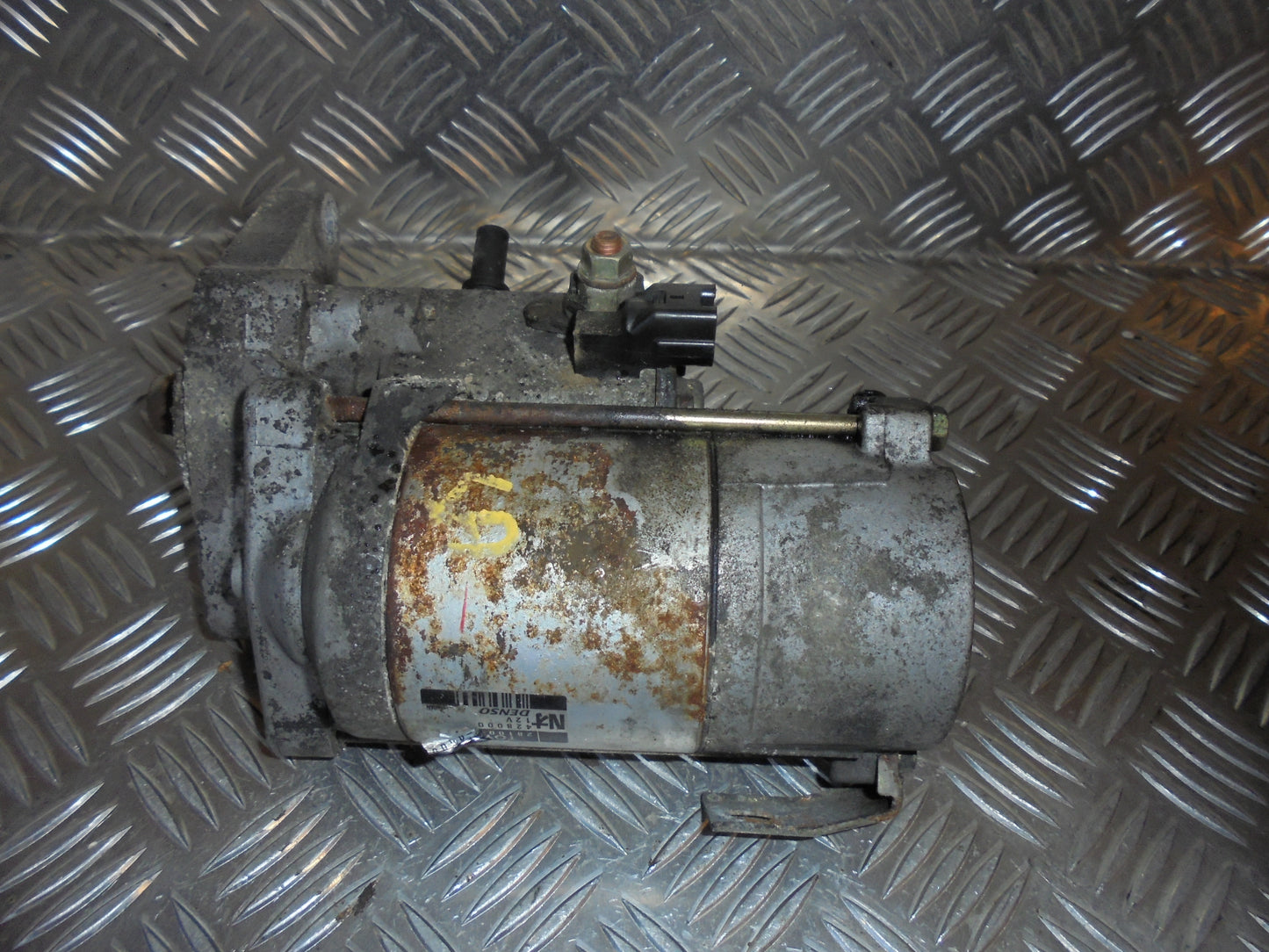 Brugt Toyota Yaris Verso (99-05) Starter med kun 197.000 Km. fra Autogenbrug / Autoophug