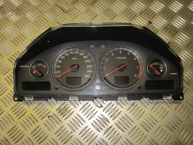 Brugt Volvo 80 Serie (99-06) Instrument M/Omdr.Tæller - Speedometer med kun 219.000 Km. fra Autogenbrug / Autoophug