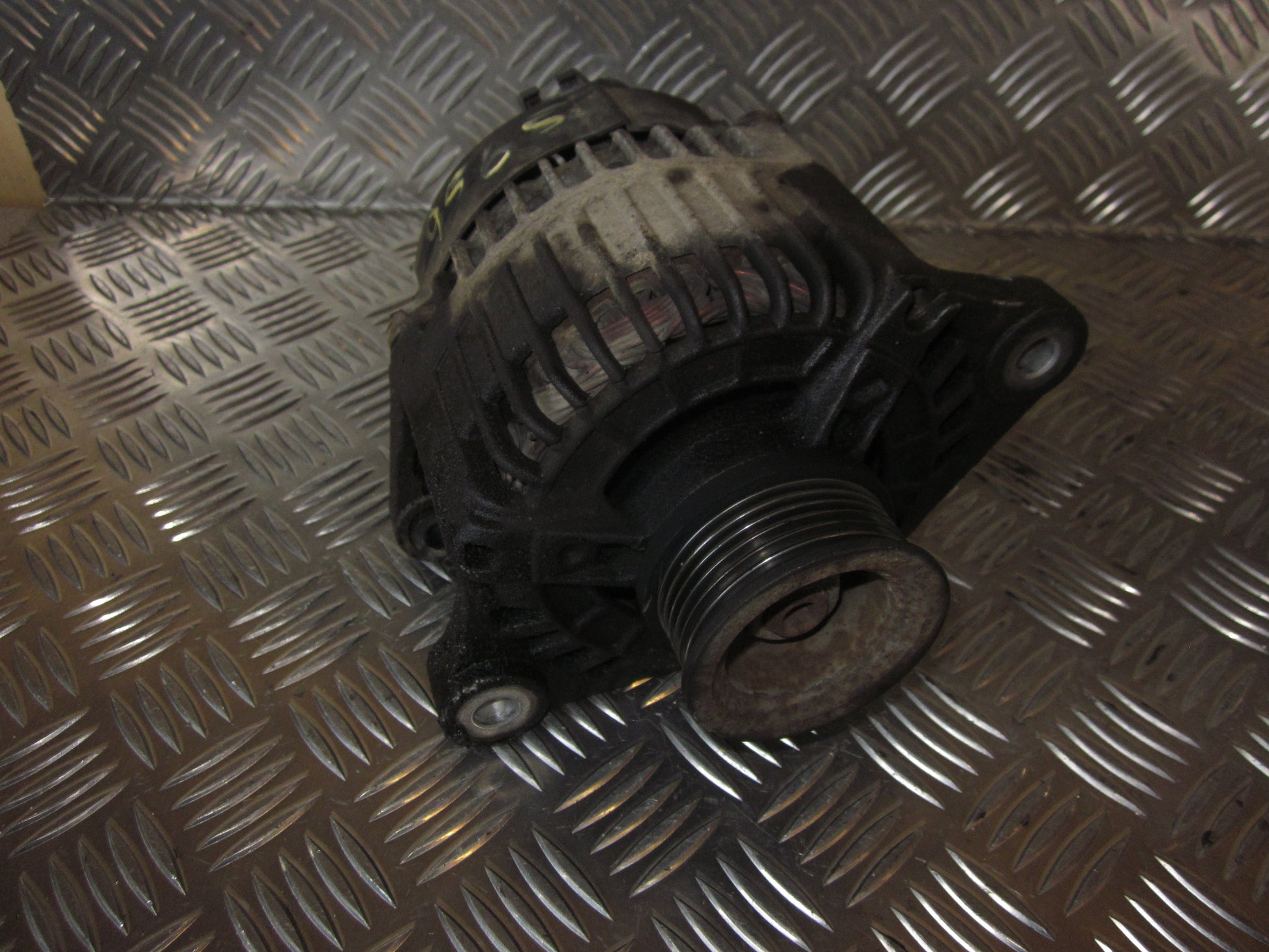 Brugt Alfa Romeo 156 (97-04) Generator med kun 277.000 Km. fra Autogenbrug / Autoophug