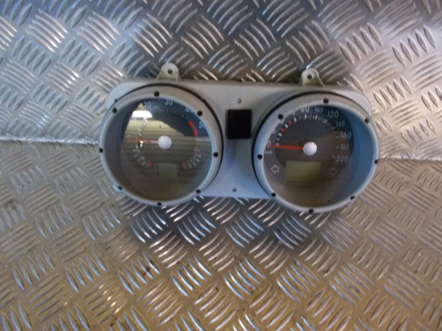 Brugt VW Lupo 6E/6X (98-05) Instrument M/Omdr.Tæller - Speedometer med kun Ukendt Km. fra Autogenbrug / Autoophug