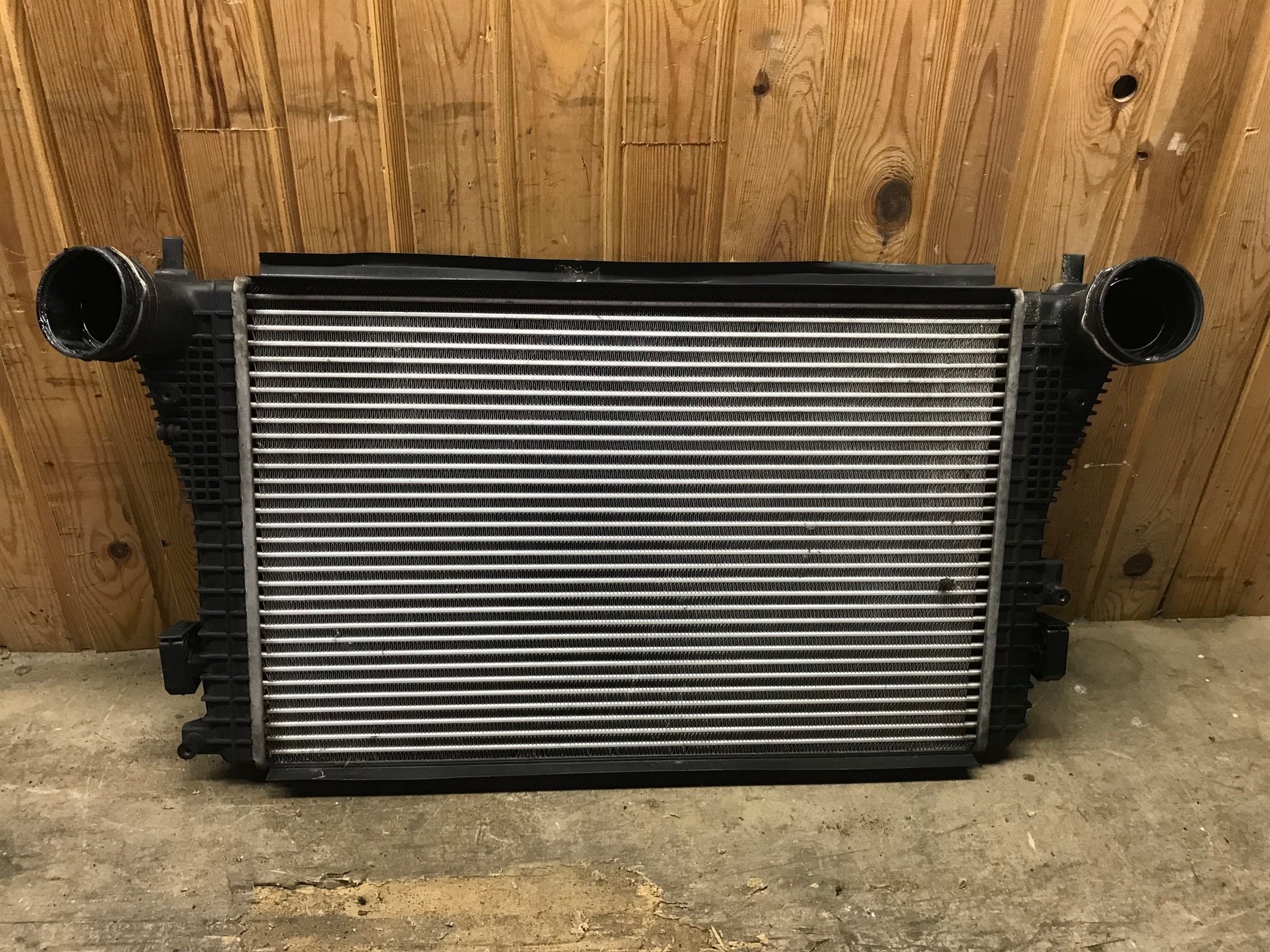 Brugt VW Jetta 1K (05-10) Køler Intercooler med kun 227.000 Km. fra Autogenbrug / Autoophug