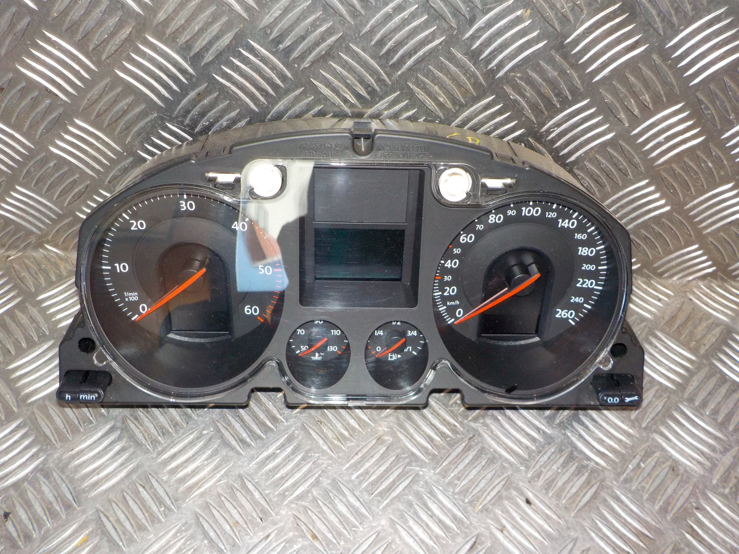 Brugt VW Passat 3C (05-10) Instrument M/Omdr.Tæller - Speedometer med kun 260.000 Km. fra Autogenbrug / Autoophug