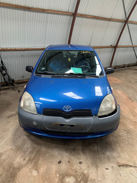 Brugt Toyota Yaris Jap. (99-05) Pluk-Selv-Bil med kun 234.000 Km. fra Autogenbrug / Autoophug